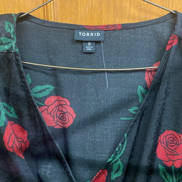 Torrid size 0 black dress with red rose pattern- short sleeved - Picture 3 of 6